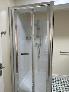y baño con ducha y puerta de cristal. en Lovely 2-Bed Apartment in Stroud, en Stroud