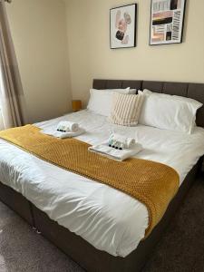 Säng eller sängar i ett rum på Lovely 2-Bed Apartment in Stroud