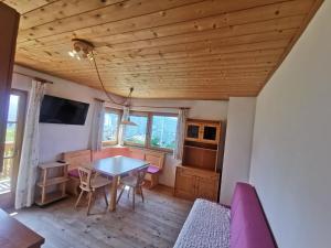 una sala da pranzo con tavolo e sedie di Garni Tschutscherhof a Laion