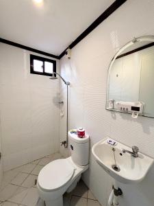 uma casa de banho com um WC e um lavatório em Calapan Transient House 3-BedRoom near MALLS L26 em Calapan