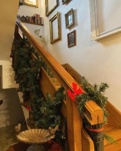 Una scala con corone natalizie sulle scale di Bohemian Chalet a Buşteni