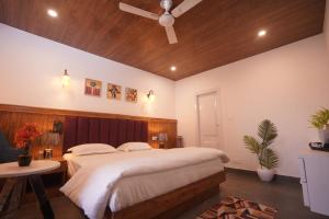 um quarto com uma cama grande e uma cabeceira em madeira em Hotel Evara em Mussoorie