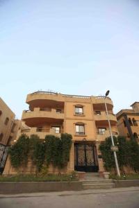 un edificio con plantas a su lado en Munir`s residence 2 en El Cairo