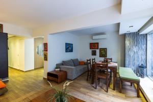- un salon avec un canapé et une table dans l'établissement Chic Flat w Backyard 5 min to Akmerkez in Besiktas, à Istanbul