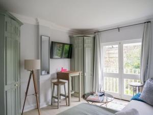 Cette chambre comprend un lit, une table et une fenêtre. dans l'établissement Super comfy apartment in prime central London, à Londres