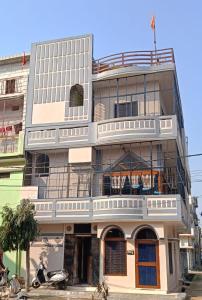 a building with a scooter parked in front of it at Saraswati Sadan Homestay Ayodhya in Faizābād