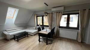 Posteľ alebo postele v izbe v ubytovaní Apartamenty Czarna Perła