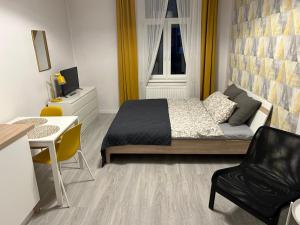 A bed or beds in a room at Apartamenty Centrum