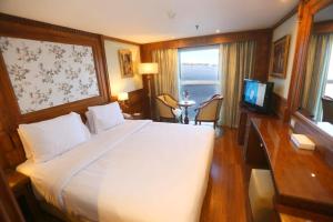 Orient MS Grand Rose في الأقصر: غرفة نوم بسرير كبير وتلفزيون