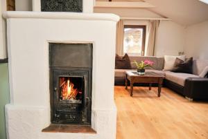 a fireplace in a living room with a fire at Neu! Moderner bayrischer Flair vor Pilatushaus in Oberammergau