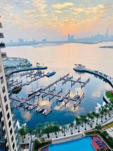 ドバイにあるBJ's luxury Burj and Creek View 2 BR Apartmentの水上の船が浮かぶマリーナの空中眺望