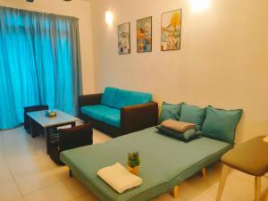 ein Wohnzimmer mit einem Sofa und einem Tisch in der Unterkunft JB Tebrau Staycation City Walk Within 6 mins to Ikea Toppen & AEON Mall in Johor Bahru