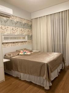 a bedroom with a bed and a window with curtains at Palm beach, Porto das dunas próximo ao Beach Park in Aquiraz