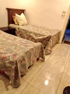 duas camas num quarto de hotel com em شقه عالبحر بجوار هيلتون عاءلات فقط em Alexandria