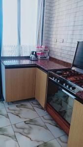 uma cozinha com um fogão e uma bancada em شقه عالبحر بجوار هيلتون عاءلات فقط em Alexandria