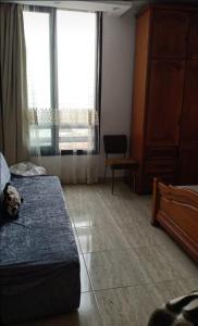 um quarto com um cão deitado numa cama em شقه عالبحر بجوار هيلتون عاءلات فقط em Alexandria