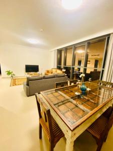 un soggiorno con tavolo e divano di BJ's luxury Burj and Creek View 2 BR Apartment a Dubai