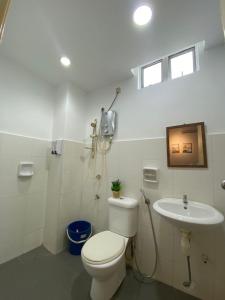 ein Bad mit einem WC und einem Waschbecken in der Unterkunft JB Tebrau Staycation City Walk Within 6 mins to Ikea Toppen & AEON Mall in Johor Bahru