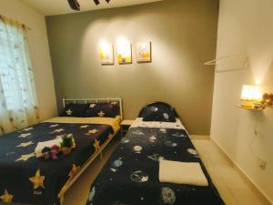 ein Schlafzimmer mit 2 Betten und einer Bank darin in der Unterkunft JB Tebrau Staycation City Walk Within 6 mins to Ikea Toppen & AEON Mall in Johor Bahru