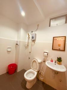 ein Bad mit einem WC und einem Waschbecken in der Unterkunft JB Tebrau Staycation City Walk Within 6 mins to Ikea Toppen & AEON Mall in Johor Bahru