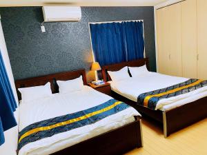 Cama ou camas em um quarto em 無料駐車場 3階建て一軒家 最大10人 3寝室 2トイレ ペットOK家族団体向き Usj 道頓堀 難波近い