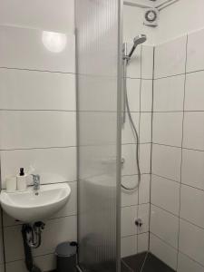 a bathroom with a shower and a sink at Helle Zentrale WG Direkt am Heumarkt in Cologne