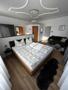 een slaapkamer met een groot bed in een kamer bij Apart Felsenheimerhof in Nassereith