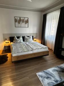 een slaapkamer met een groot bed en een raam bij Apart Felsenheimerhof in Nassereith
