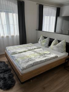 een groot bed in een slaapkamer met een grote nachtkastje bij Apart Felsenheimerhof in Nassereith
