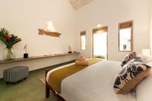 En eller flere senge i et værelse på Nirbana Retreat