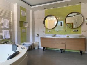 Et badeværelse på GRUBERS, Hotel Appartments Gastein + 113 billeder