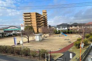 un parque vacío con parque infantil frente a un edificio en A201.KASUMI-an 花, en Shimo-tatsuda