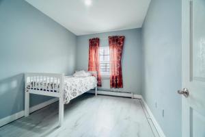 Llit o llits en una habitació de Waterfront Gem Duplex 3 Bedroom 2Floor in Whitestone Bronx Free parking