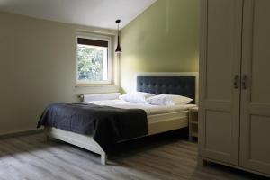 Un dormitorio con una cama grande con ventana. en Hotel Golden lemon Готель Золотий лимон, en Leópolis 25 fotos más