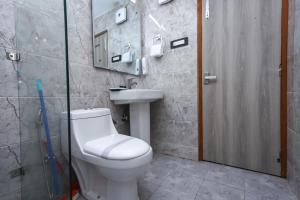 Bagno di The Nest with open rooftop cafe Mecleodganj