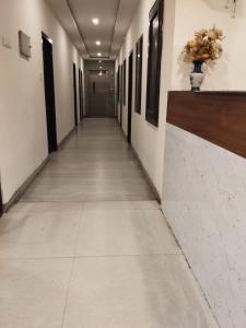 um corredor de um edifício com um longo corredor em Hotel Alankar em Kanyakumari