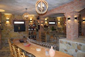 un restaurante con una mesa larga con copas de vino en Guest House Okropilauri en Shuakhevi