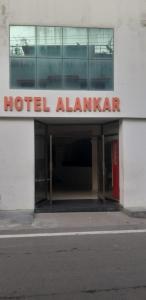 um sinal de almanaque do hotel na frente de um edifício em Hotel Alankar em Kanyakumari