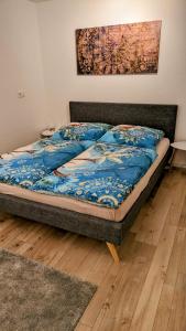 1 cama con edredón azul en un dormitorio en Ferienwohnung Albbruck/Albert en Albbruck