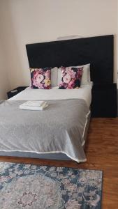 威廉王城的住宿－13 Maitland Road，一张带黑色床头板和枕头的床