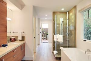 een badkamer met een douche, een wastafel en een bad bij Casa Playa in Santa Barbara