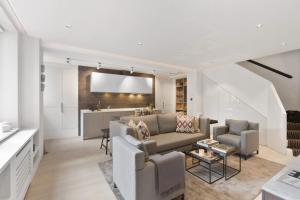 sala de estar con sofá y mesa en Knightsbridge & Chelsea Lux apartments en Londres