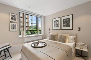 Un dormitorio con una cama grande y una ventana en Knightsbridge & Chelsea Lux apartments en Londres