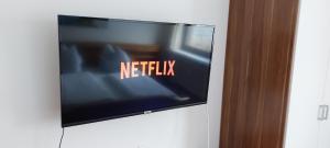 un televisor con las palabras netflix en la pantalla en Ferienwohnung Tschengla mit eigener Sonnenterrasse - Wiese - Wlan - Netflix, en Bürserberg
