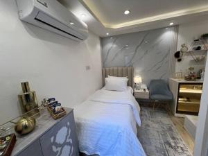 een slaapkamer met een bed en een bureau bij Riyadh Single Studio in Riyad