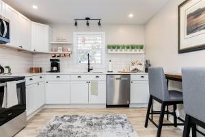 Кухня или мини-кухня в South Bend Serenity: Freshly Renovated 3BR 2mi ND
