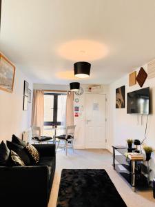 sala de estar con sofá y mesa en Town Centre Modern 1 Bed 1 Bath Apartment at Potter House by Lord Property en Aldershot