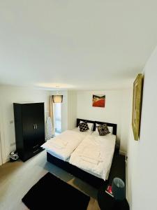 um quarto com uma grande cama branca num quarto em Town Centre Modern 1 Bed 1 Bath Apartment at Potter House by Lord Property em Aldershot