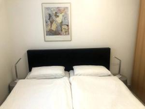 two beds in a bedroom with a picture on the wall at Wohnung in gehobener Lage in Bruchsal