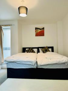 Habitación pequeña con 2 camas en Town Centre Modern 1 Bed 1 Bath Apartment at Potter House by Lord Property en Aldershot